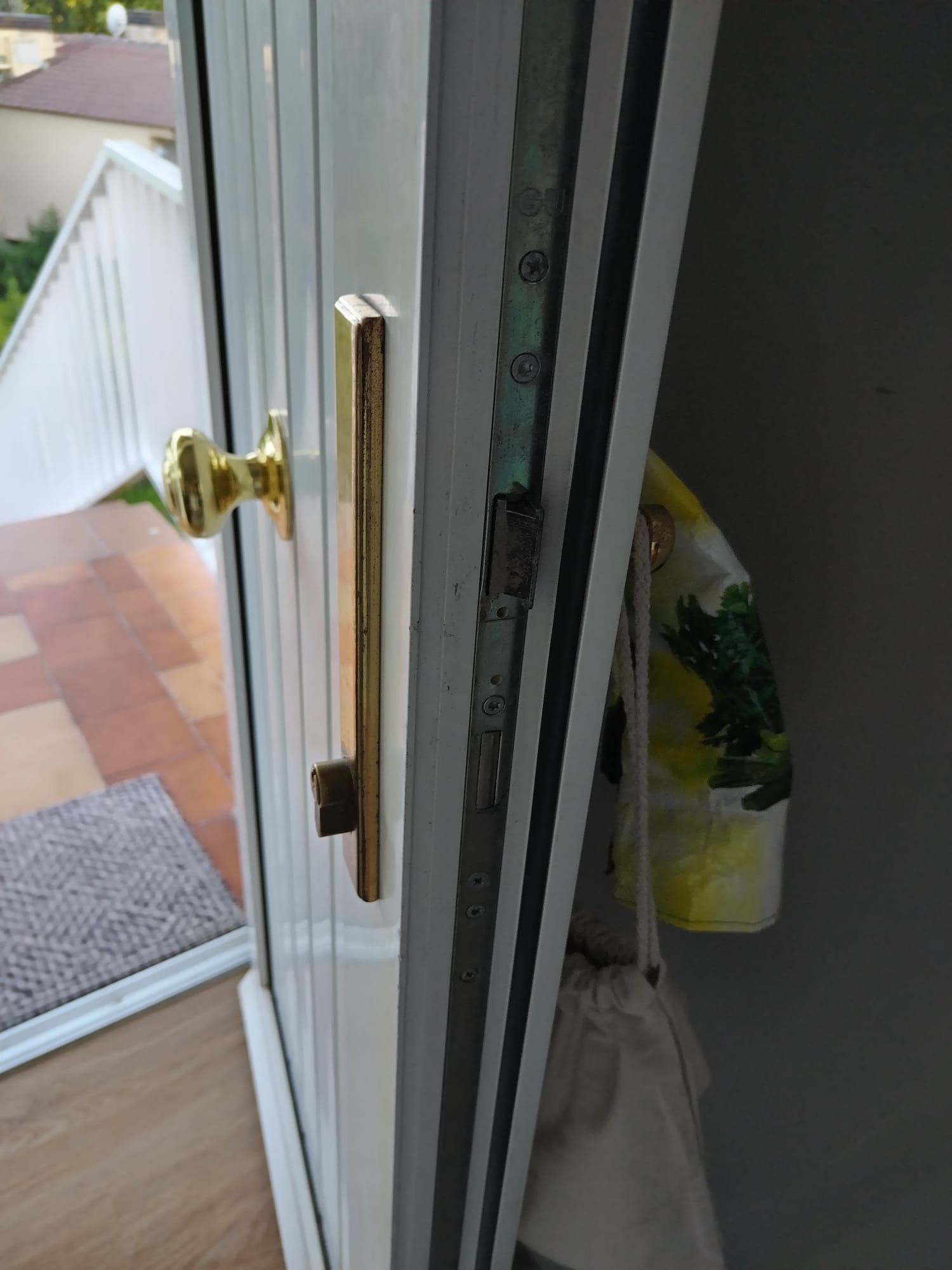 Una persona está presionando un botón en una caja fuerte doméstica fácil de usar.